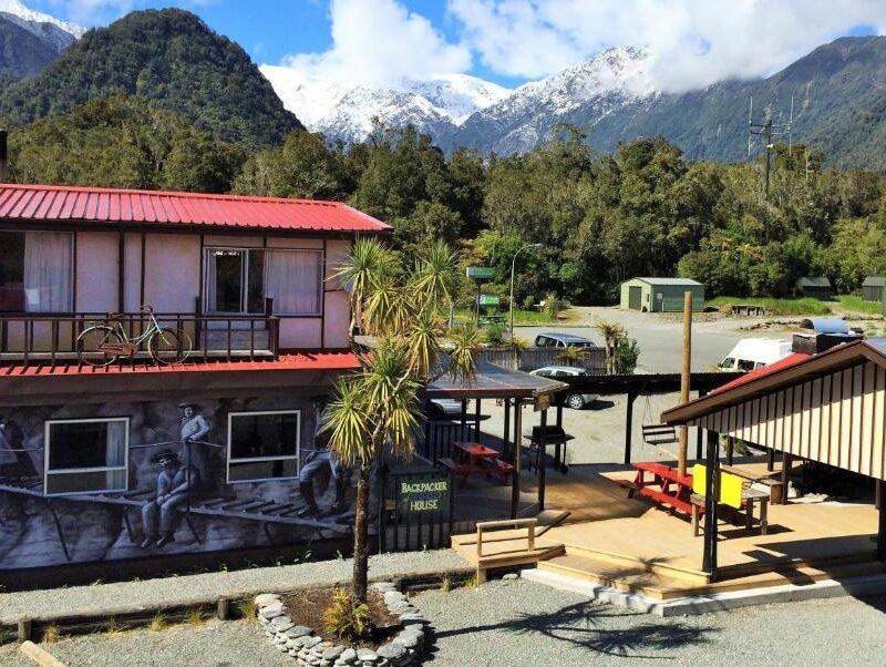 Chateau Backpackers and Motels